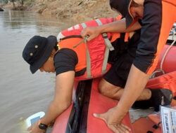 Diduga Terpeleset Saat Memikul Kayu, Warga Bengkalis Hilang di Sungai Kembung Dalam