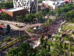 Tolak Relokasi dari Kawasan TNTN, Ribuan Orang Kepung Kantor Gubernur Riau