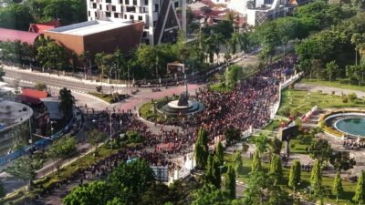 Tolak Relokasi dari Kawasan TNTN, Ribuan Orang Kepung Kantor Gubernur Riau