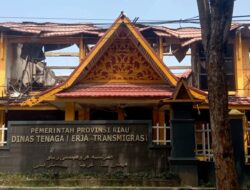Gedung Disnaker Provinsi Riau Ludes Terbakar Dini Hari, Diduga Berasal dari Ruang Arsip