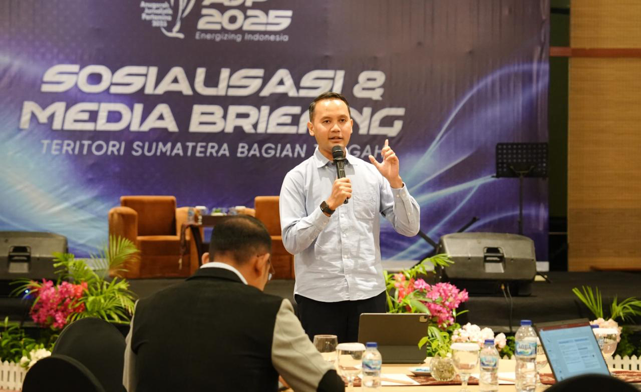 Vice President Corporate Communication PT Pertamina (Persero) , Fadjar Djoko Santoso bagikan sejumlah tips dan trik AJP 2025 dalam sosialisasi & media briefing di Pekanbaru, Selasa (9/9).