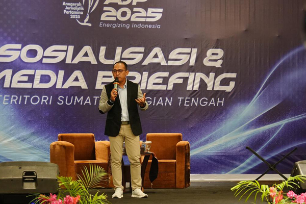 Area Manager Communication, Relations, CSR PT KPI RU II Dumai Agustiawan membuka agenda sosialisasi & media briefing AJP 2025 Teritori Sumbagteng di Ballroom Hotel Pangeran Pekanbaru, Selasa (9/9).