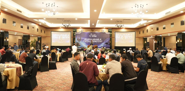 Jurnalis teritori Sumatera Bagian Tengah (Sumbagteng) saat mendengarkan paparan  Vice President Corporate Communication PT Pertamina (Persero) , Fadjar Djoko Santoso,  di Ballroom Hotel Pangeran Pekanbaru, Selasa (9/9).