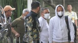 Tiba di Gedung KPK, Gunakan Masker dan Kaos Oblong Gubri Digiring ke Ruang Pemeriksaan Utama