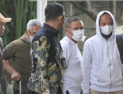 Tiba di Gedung KPK, Gunakan Masker dan Kaos Oblong Gubri Digiring ke Ruang Pemeriksaan Utama
