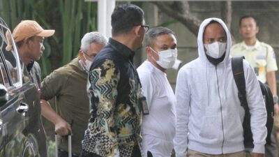 Tiba di Gedung KPK, Gunakan Masker dan Kaos Oblong Gubri Digiring ke Ruang Pemeriksaan Utama