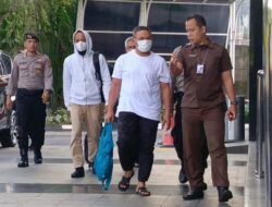 Bawa Ransel Hitam, Staf Ahli Gubernur Riau Serahkan Diri ke KPK