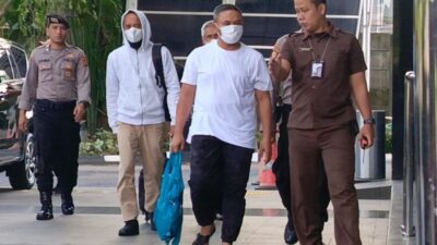 Bawa Ransel Hitam, Staf Ahli Gubernur Riau Serahkan Diri ke KPK