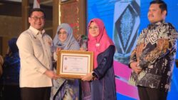 Bupati Afni Terima Anugerah Baiduri 2025
