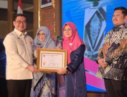 Bupati Afni Terima Anugerah Baiduri 2025