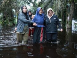 Kerahkan Pejabat ke Lokasi Banjir, Bupati Afni: Rakyat Harus Dibersamai Saat Senang Maupun Susah