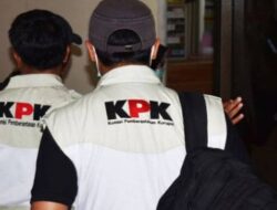 ‎KPK Perluas Penggeledahan di Inhu, Rumah Dinas Bupati Ikut Digeledah