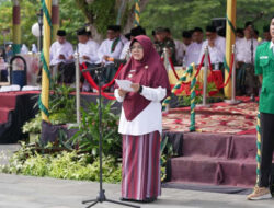 Kenakan Sarung, Bupati Siak Afni Pimpin Upacara Hari Santri