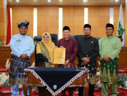 DPRD Siak Sahkan 8 Perda Sekaligus, Bupati Afni Sampaikan Apresiasi