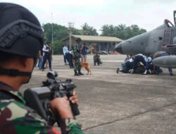 Pesawat Hawk TNI AU Lakukan Force Down terhadap Pesawat Asing di Wilayah Udara Indonesia