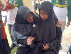 Peluk Erat Tangan Bupati Afni, Ulfa Menemukan Kembali Mimpinya untuk Bersekolah