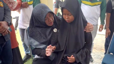 Peluk Erat Tangan Bupati Afni, Ulfa Menemukan Kembali Mimpinya untuk Bersekolah