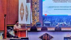 Rizky Bagus Oka memaparkan 7 Ranperda inisiatif DPRD serta 10 Ranperda usulan Pemerintah Kota Pekanbaru saat paripurna, Selasa (6/1/2026).