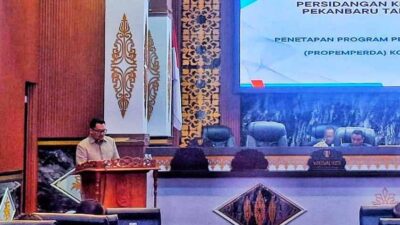 Rizky Bagus Oka memaparkan 7 Ranperda inisiatif DPRD serta 10 Ranperda usulan Pemerintah Kota Pekanbaru saat paripurna, Selasa (6/1/2026).