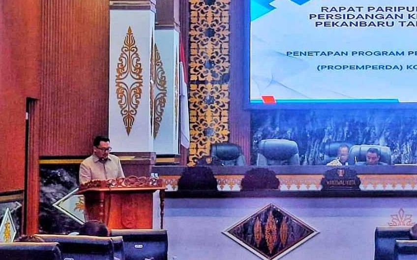 Rizky Bagus Oka memaparkan 7 Ranperda inisiatif DPRD serta 10 Ranperda usulan Pemerintah Kota Pekanbaru saat paripurna, Selasa (6/1/2026).