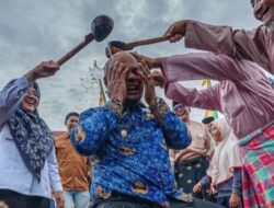 Perdana, Masyarakat Antusias Ikuti Petang Megang di Depan Istana Siak