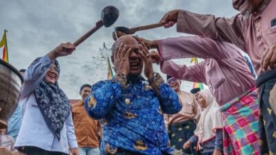 Perdana, Masyarakat Antusias Ikuti Petang Megang di Depan Istana Siak