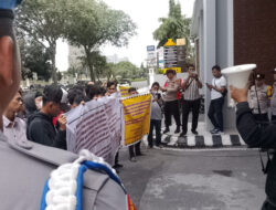 Aliansi Mahasiswa Desak Kejati Riau Audit Rektor UIN Suska