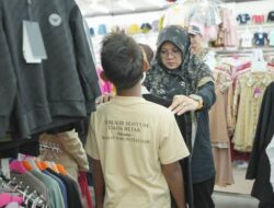 Berbagi Kebahagiaan, Bupati Afni Ajak Anak Yatim Belanja Kebutuhan Lebaran