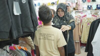 Berbagi Kebahagiaan, Bupati Afni Ajak Anak Yatim Belanja Kebutuhan Lebaran