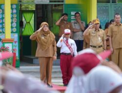 Kenang Masa Kecil, Bupati Afni Berbagi Kisah dengan Guru dan Pelajar