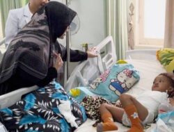 Bawa Ketupat, Bupati Siak Keliling Besuk Pasien dan Semangati Petugas Lebaran