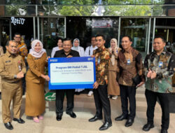 ‎RSUD Arifin Achmad Terima TJSL Satu Unit Ambulans Dari BRI