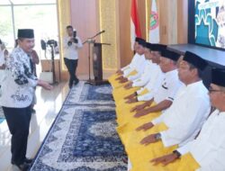 Sekda Mahadar Lepas 61 Jemaah Calon Haji dari PGRI Siak