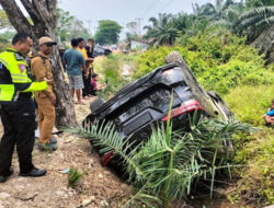 Mobil Dinas Wakil Ketua DPRD Bengkalis Kecelakaan, Korban Dilarikan ke RS Dumai