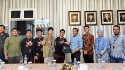 Anggota DPD RI asal Riau, Arif Eka Saputra, menerima audiensi perwakilan siswa MAN 2 Pekanbaru, panitia TEDxMAN Two Pekanbaru Youth yang didampingi guru pembina Heriani Saputri, M.Pd, di Kantor DPD RI Perwakilan Riau, Jalan Diponegoro, Pekanbaru, Kamis (23/7/2026). Foto: Ist