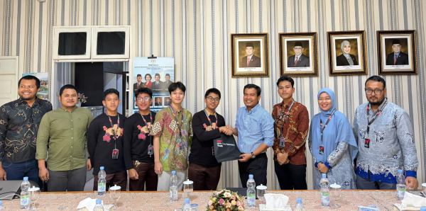 Anggota DPD RI asal Riau, Arif Eka Saputra, menerima audiensi perwakilan siswa MAN 2 Pekanbaru, panitia TEDxMAN Two Pekanbaru Youth yang didampingi guru pembina Heriani Saputri, M.Pd, di Kantor DPD RI Perwakilan Riau, Jalan Diponegoro, Pekanbaru, Kamis (23/7/2026). Foto: Ist