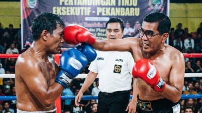 ‎Ricuh DPRD Riau, Pertina Riau Siap Fasilitasi Duel Parisman Ihwan dan Indra Gunawan Eet di Ring Tinju
