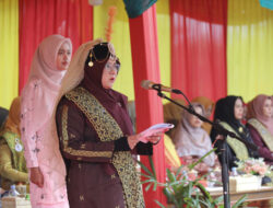 Berbaju Melayu Sultanah Latifah, Bupati Afni Pimpin Upacara HUT Siak, Suarakan Kesetiaan dan Keadilan